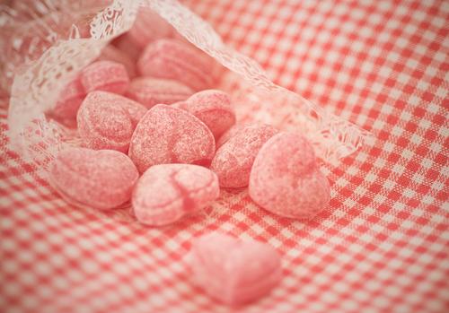 Sweethearts Lebensmittel Süßwaren Bonbon Ernährung Valentinstag Herz lecker retro süß rot weiß Zucker Liebe Liebesgruß Tüte Geschmackssinn genießen kariert