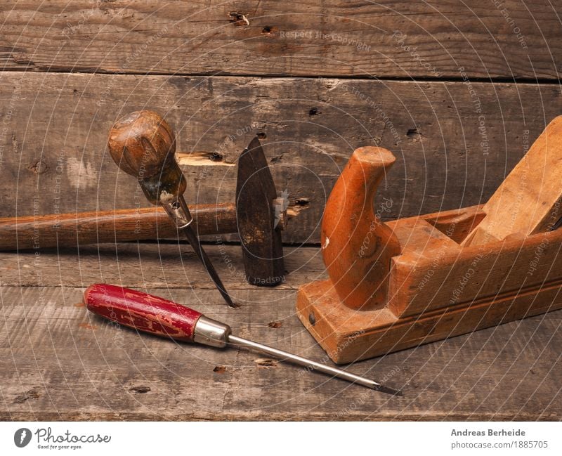 Handwerker Werkstatt alt Holz Tisch, schmutzig Werkzeug