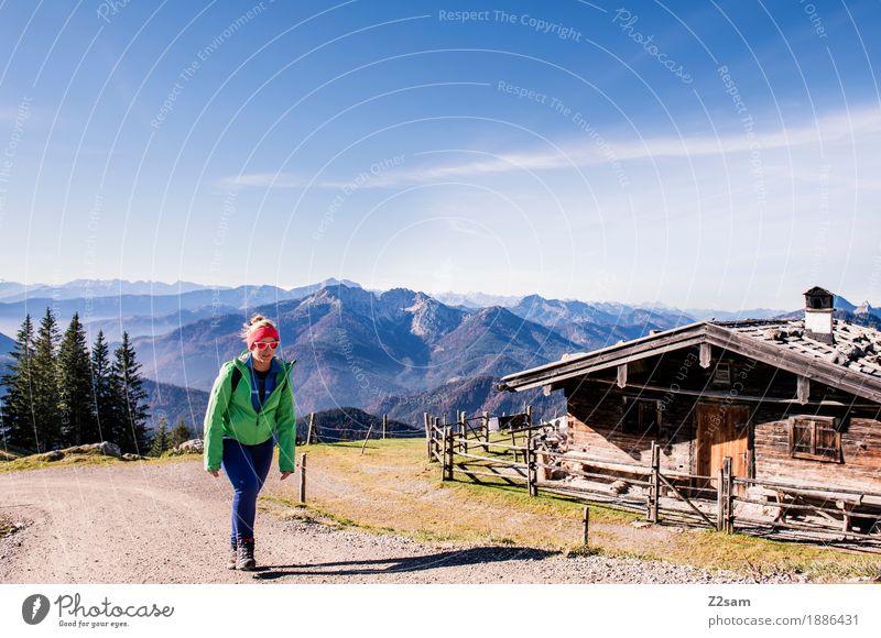 Ist es noch weit? Abenteuer Berge u. Gebirge wandern Sport Frau Erwachsene 18-30 Jahre Jugendliche Umwelt Natur Landschaft Herbst Schönes Wetter Alpen Hütte