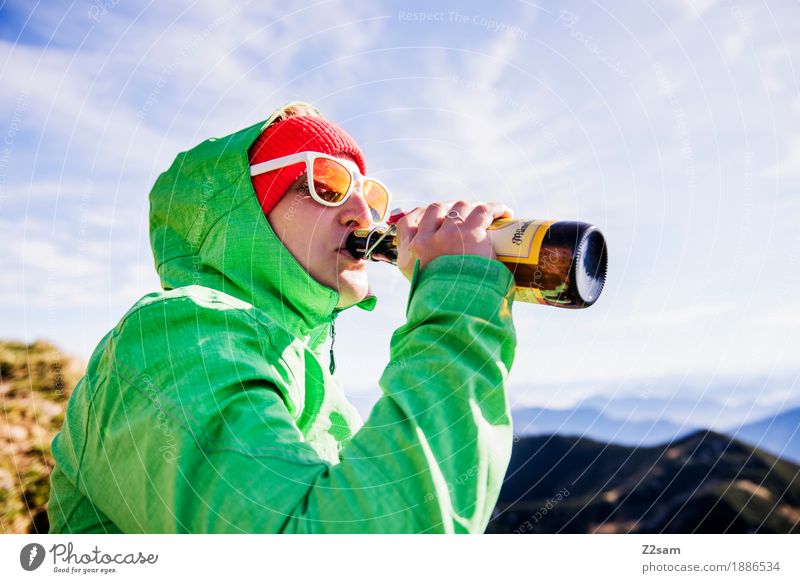 Gipfelhoibe trinken Bier Lifestyle Ferien & Urlaub & Reisen Abenteuer Berge u. Gebirge wandern Junge Frau Jugendliche 18-30 Jahre Erwachsene Natur Landschaft