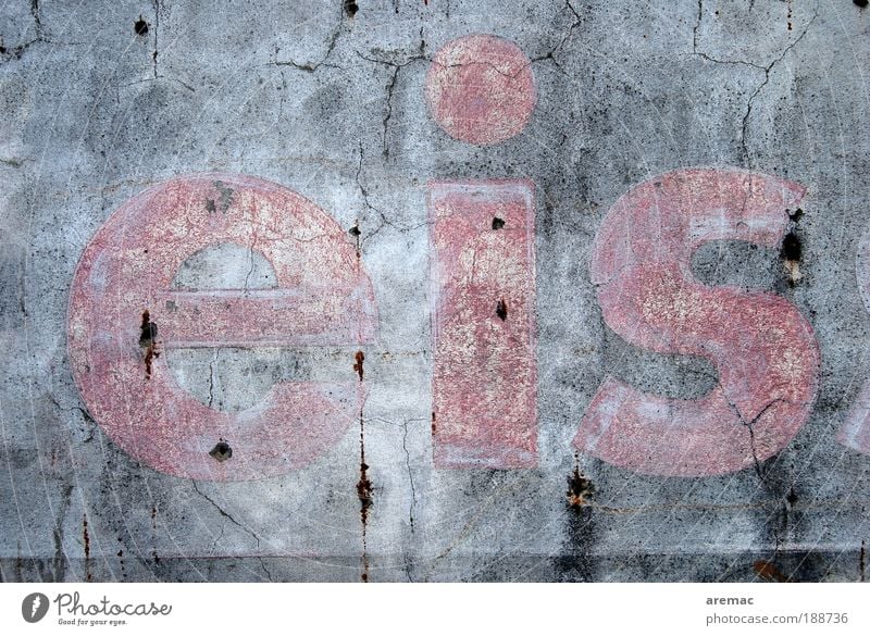 Kältewelle schlechtes Wetter Eis Frost Mauer Wand Fassade Stein Beton Zeichen Schriftzeichen Schilder & Markierungen Hinweisschild Warnschild grau rot kalt
