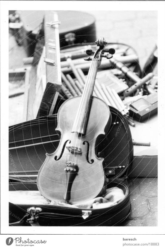geigenkasten Musikinstrument Geige Freizeit & Hobby Straße Schwarzweißfoto
