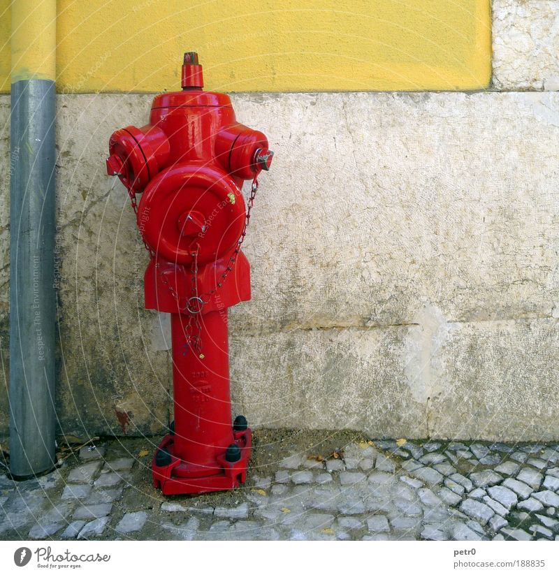 The burning red Stadt Hafenstadt Altstadt Mauer Wand Straße rot Sicherheit Hydrant Feuerwehr Pflastersteine Kopfsteinpflaster Fallrohr dreckig Schraube Kette