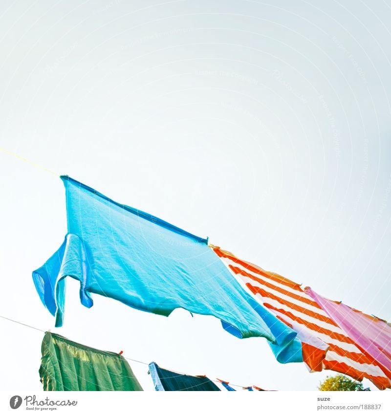 30° Buntwäsche Duft Häusliches Leben Himmel Schönes Wetter Bekleidung T-Shirt Hose Streifen hängen Wäsche Wäscheleine Waschtag trocknen frisch Wäscheplatz
