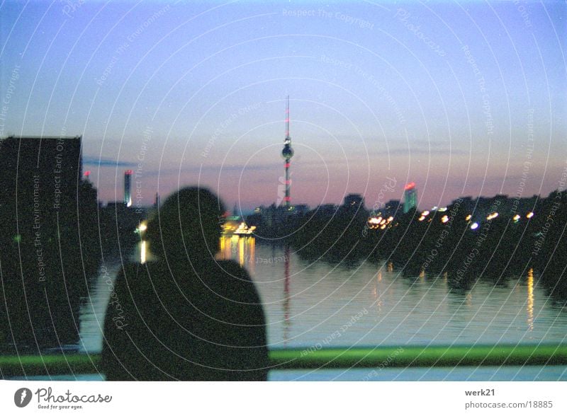 Berlin: Spree bei Nacht Alexanderplatz Abenddämmerung Reflexion & Spiegelung Europa Berliner Fernsehturm Brücke