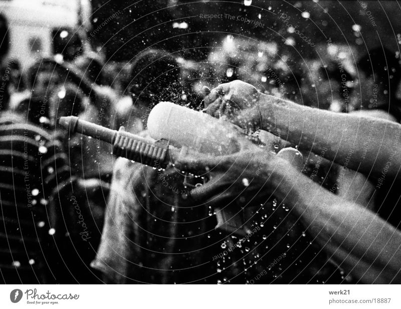 Supersoaker Love Parade Party Sommer Hand Mensch Berlin Wasser Schwarzweißfoto