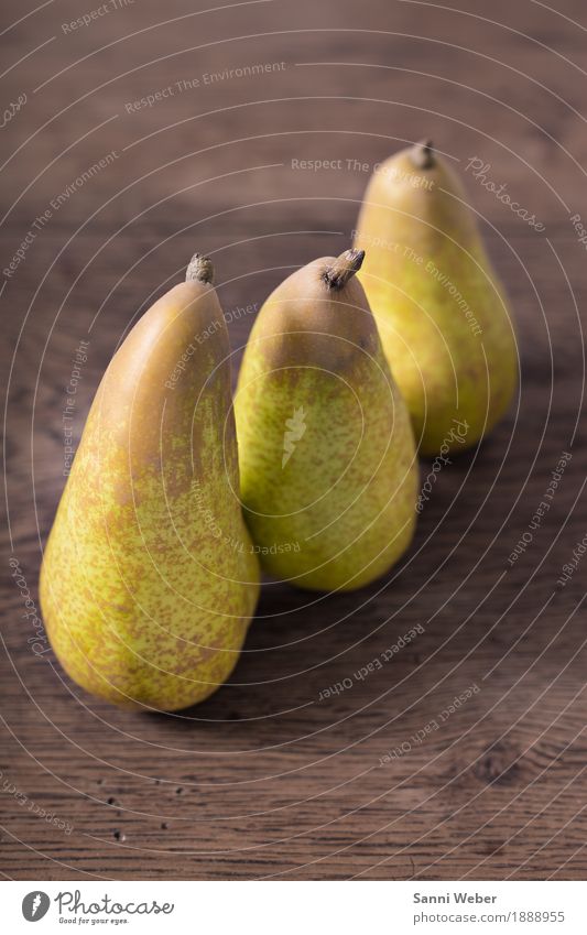 three pears Lebensmittel Frucht Ernährung Picknick Bioprodukte Vegetarische Ernährung kaufen Herbst Garten Holz liegen gelb grün ästhetisch Qualität Farbfoto
