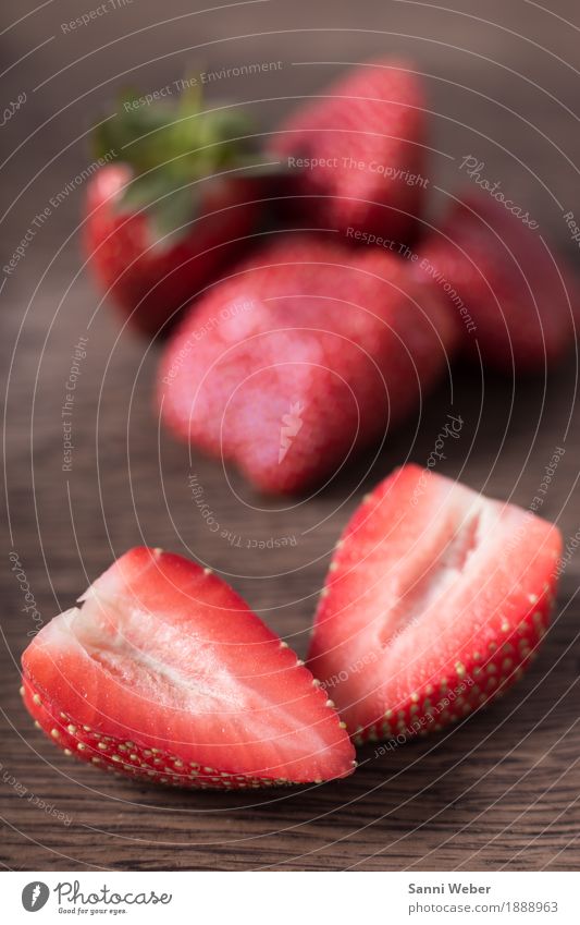 strawberries Lebensmittel Frucht Ernährung Bioprodukte kaufen Sommer Pflanze Holz liegen grün rot Stimmung Duft Farbfoto Innenaufnahme Nahaufnahme