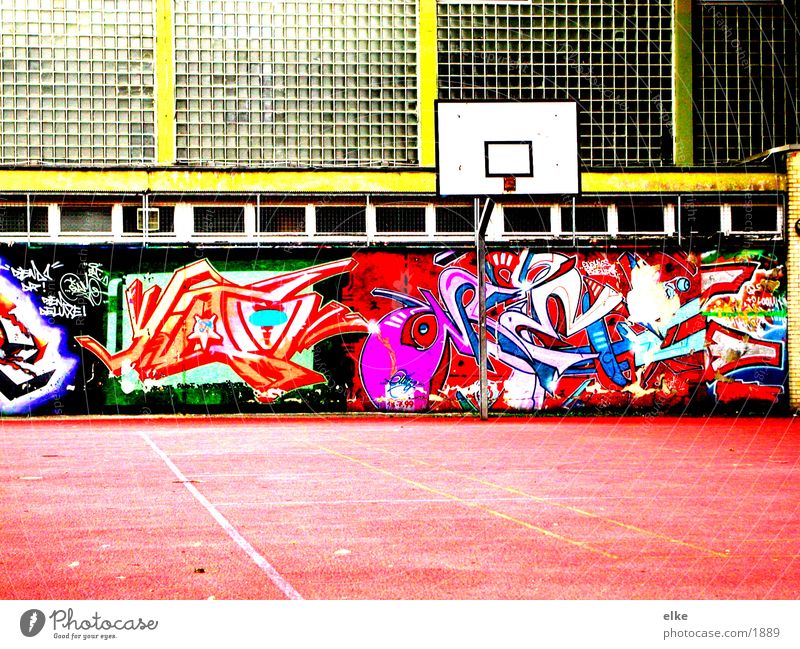 spielplatz Sport Basketball Graffiti Kontrast Basketballplatz Basketballkorb Menschenleer mehrfarbig Glaswand Sporthalle Schulhof Außenaufnahme