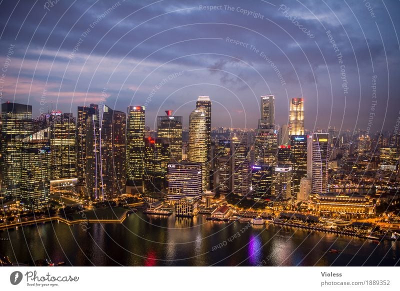 Metropole Hauptstadt Skyline Hochhaus Turm Bauwerk Gebäude Architektur Sehenswürdigkeit entdecken glänzend Beleuchtung leuchten Lampe Kitsch Singapore