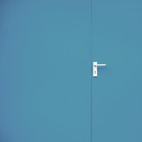 Feierabend am Fischmarkt Tür Tor blau Metall Metallwaren Eingang reduziert Außenaufnahme Textfreiraum Aluminium Griff entsättigt Gedeckte Farben Schlitz Lager