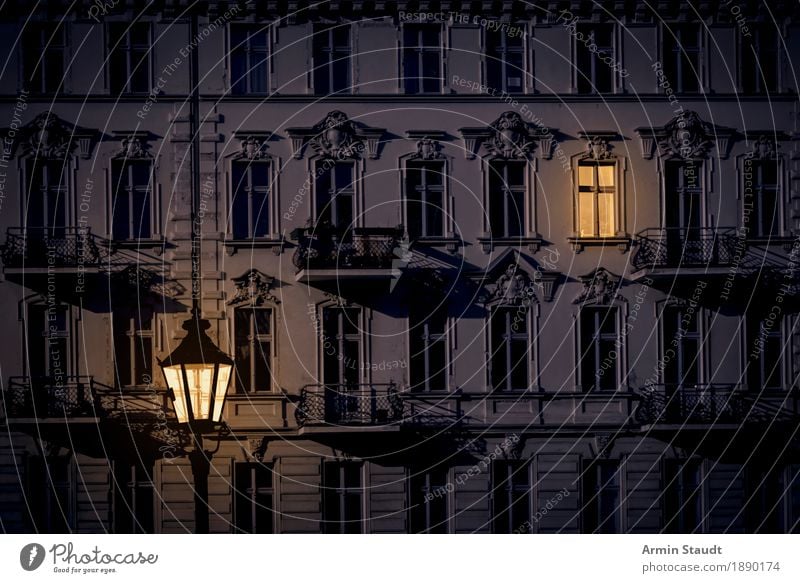 Kreuzberg bei Nacht Wohnung Haus Nachtleben Hauptstadt Stadtzentrum Menschenleer Fassade trendy Stimmung Stuck Altbau Laterne Licht Fenster gemütlich heimisch