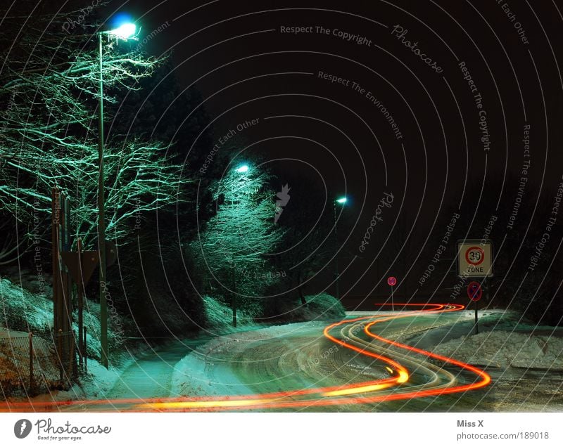 S-Kurve Nachthimmel Winter Klima Wetter schlechtes Wetter Eis Frost Schnee Verkehr Verkehrswege Straßenverkehr Autofahren Straßenkreuzung Wege & Pfade kalt