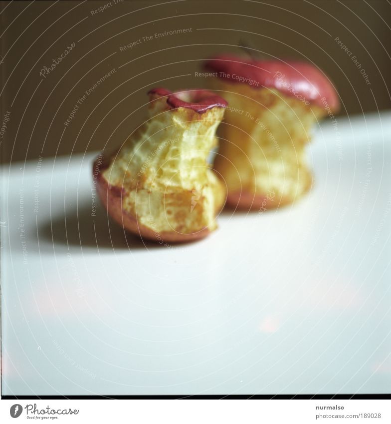 angebissen 2 Lebensmittel Apfel Bioprodukte aufgegessen beißen Zahnabdruck Freizeit & Hobby Kunst Natur Apfelbaum Duft genießen alt lecker Originalität positiv