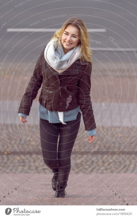 Lächelnde modische junge Frau Stil Glück Körper Winter Business Erwachsene 1 Mensch 18-30 Jahre Jugendliche Mode Schal blond trendy attraktiv Aufstieg Entwurf