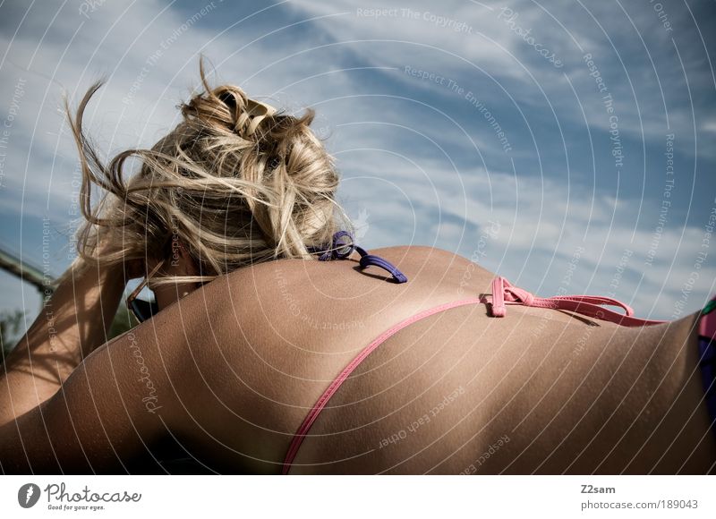 auch ein rücken kann entzücken Freude Freizeit & Hobby Sommer feminin Frau Erwachsene Haare & Frisuren Rücken 1 Mensch 18-30 Jahre Jugendliche Landschaft Himmel