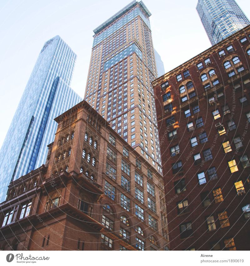 hohe Erwartungen I New York City Amerika Stadtzentrum Skyline Menschenleer Hochhaus Turm Konzerthalle Theater Carnegie Hall hoch dünn blau braun Ehre Höhenangst