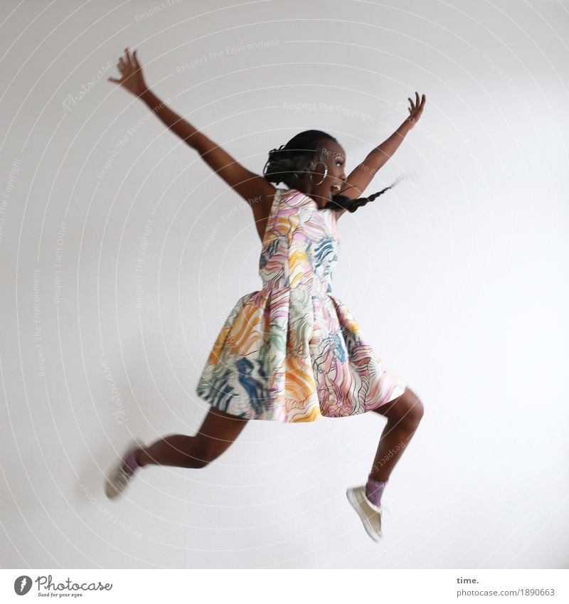 . feminin Frau Erwachsene 1 Mensch Kleid Schmuck Turnschuh schwarzhaarig langhaarig Zopf Rastalocken Afro-Look Bewegung lachen Sport springen Tanzen