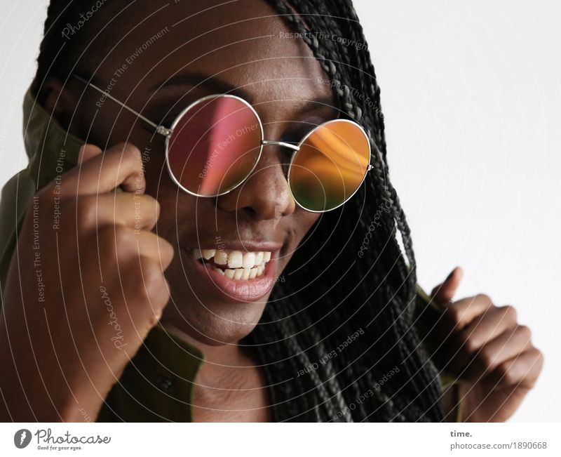 . feminin Frau Erwachsene 1 Mensch Sonnenbrille Haare & Frisuren schwarzhaarig langhaarig Rastalocken Afro-Look beobachten lachen Blick Konflikt & Streit Tanzen