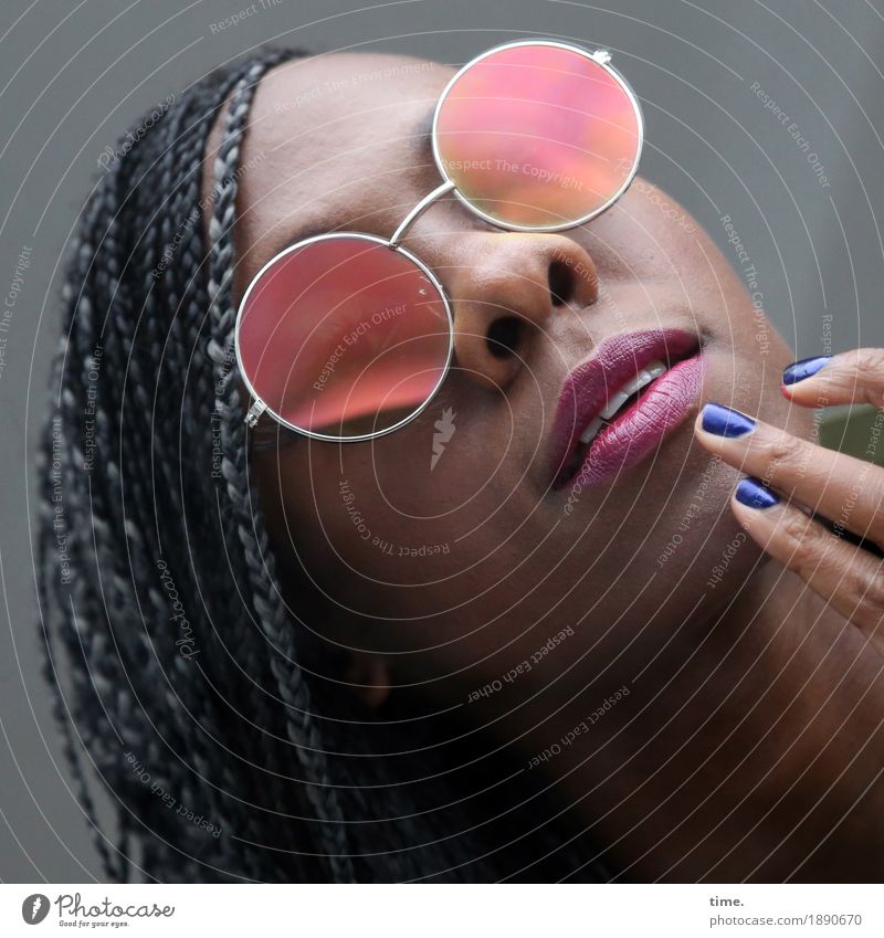 . feminin 1 Mensch Sonnenbrille Nagellack Haare & Frisuren schwarzhaarig langhaarig Rastalocken beobachten Blick lernen außergewöhnlich schön selbstbewußt