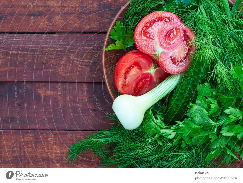 Gemüsesalat mit Dill und Zwiebel in einem Töpferwareteller Lebensmittel Ernährung Essen Vegetarische Ernährung Diät Geschirr Blatt Holz oben braun grün rot