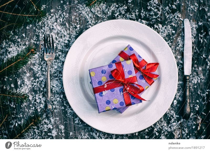 Weihnachtsgeschenke auf der weißen Platte Abendessen Teller Messer Gabel Winter Schnee Dekoration & Verzierung Tisch Feste & Feiern Weihnachten & Advent