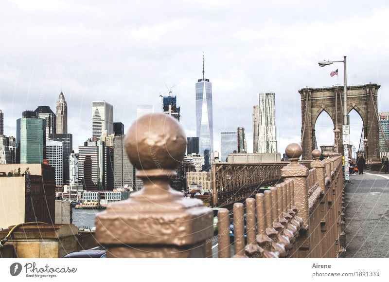 Brückentag New York City Amerika Skyline bevölkert Hochhaus Sehenswürdigkeit Fußgänger Beton Metall Stahl gehen Stadt Überqueren Brückengeländer Geländer Gitter