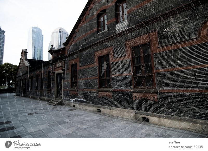 Komplementärwelten Shanghai China Asien Haus Hochhaus Fassade modern Ferne ruhig Stadt Vergänglichkeit Kontrast Architektur Farbfoto Außenaufnahme Menschenleer