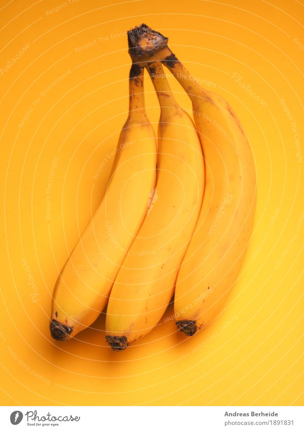 Drei Bananen Lebensmittel Frucht Frühstück Bioprodukte Vegetarische Ernährung Gesunde Ernährung Wellness lecker süß gelb banana fresh fruit juicy meal nutrition