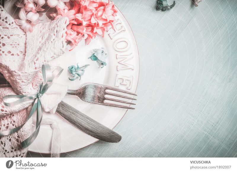 Romantischer Frühjahr Tischgedeck mit Blumen Festessen Geschirr Teller Besteck elegant Stil Sommer Party Veranstaltung Restaurant Feste & Feiern Valentinstag