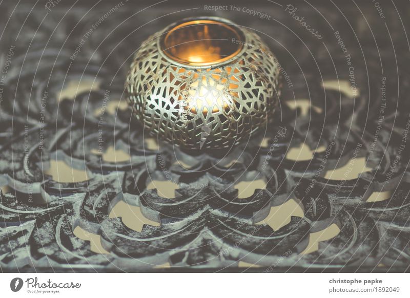 orientalisches Licht Kerze Häusliches Leben Kerzenflamme Produkt Tisch Holz Metall leuchten Naher und Mittlerer Osten Lichtschein Kerzenstimmung Kerzenglas