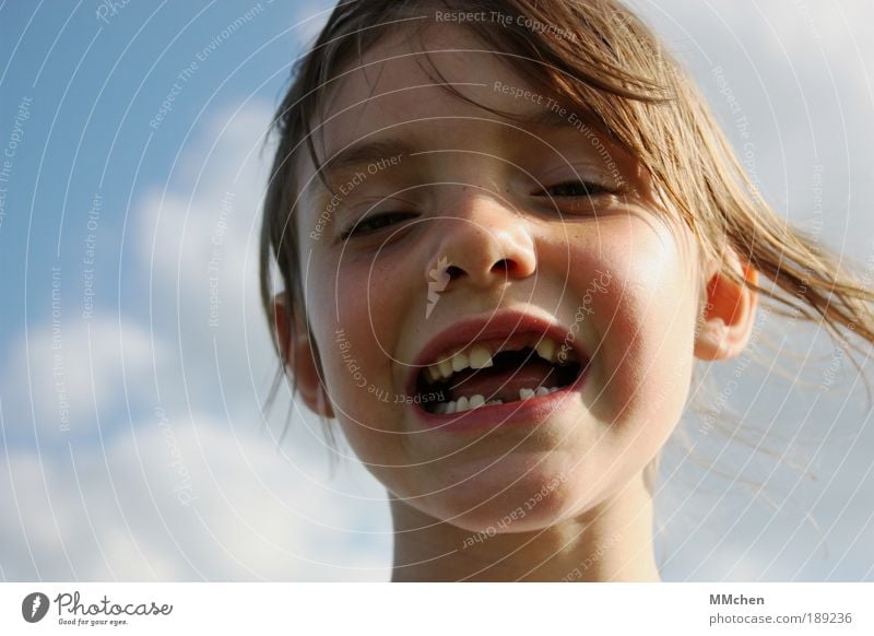 lückenhaft Sommer Kind Schulkind Mädchen Gesicht Zähne 3-8 Jahre Kindheit lachen Zahnlücke Milchzähne grinsen Wackelzahn wackelig Farbfoto Außenaufnahme