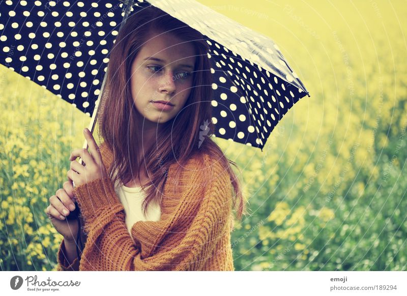 dotted. feminin Junge Frau Jugendliche 1 Mensch 18-30 Jahre Erwachsene Landschaft schön gelb grün Regenschirm Sonnenschirm nachdenklich gepunktet Farbfoto