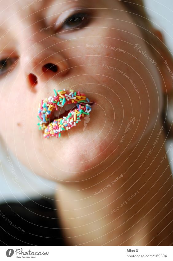 Nochmal die Zuckerfresse Lebensmittel Dessert Süßwaren Ernährung Junge Frau Jugendliche Gesicht Mund Lippen Zähne 1 Mensch 18-30 Jahre Erwachsene mehrfarbig