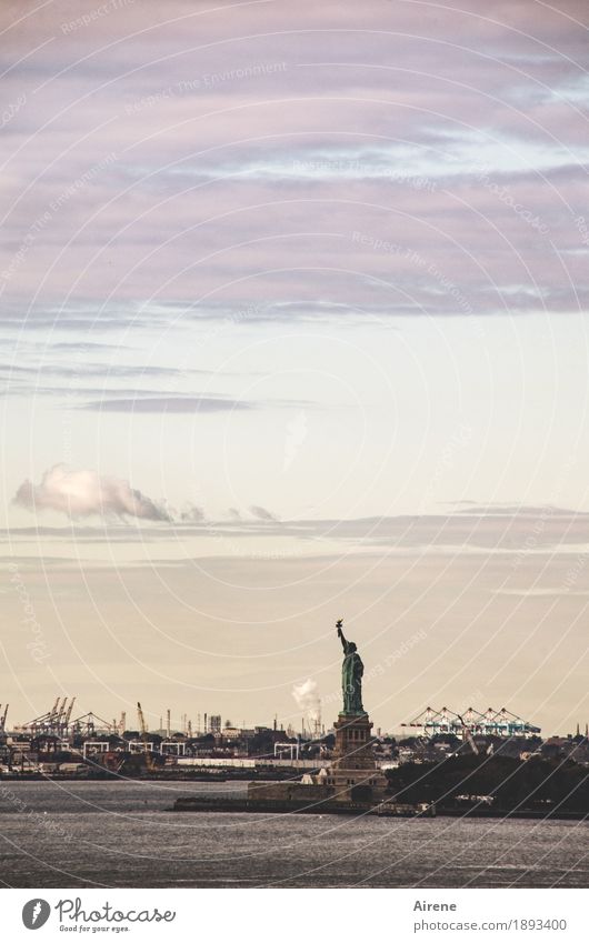 langsam wird's duster New York City USA Stadt Hafenstadt Stadtzentrum Wahrzeichen Denkmal Freiheitsstatue dunkel historisch braun grau violett schwarz Macht