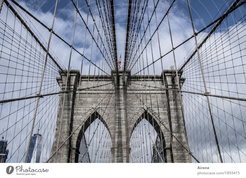 Drahtseilakt New York City Amerika Brücke Hängebrücke Sehenswürdigkeit Brooklyn Bridge Stein Stahl Linie Netzwerk blau grau Symmetrie Torbogen Brückenpfeiler