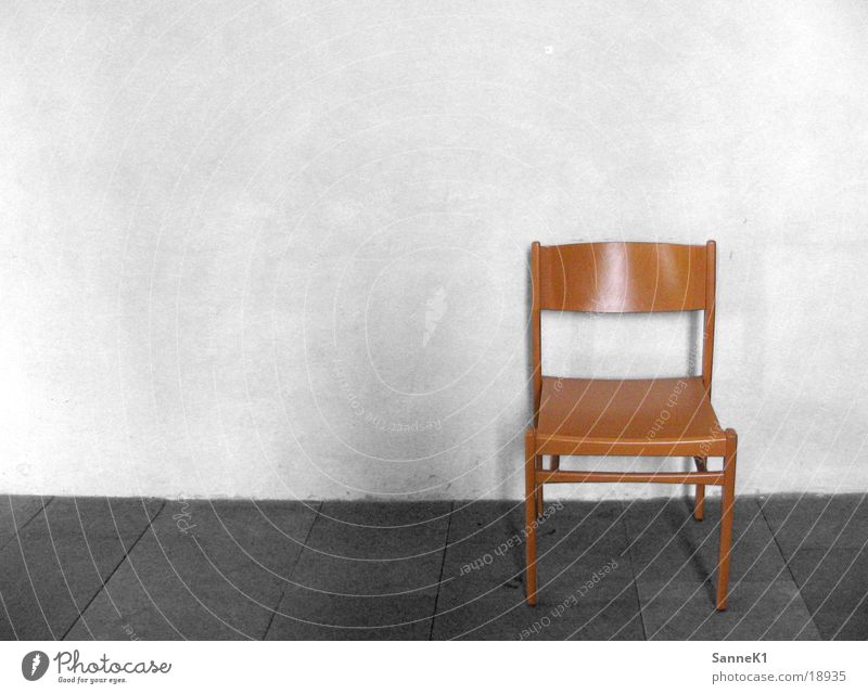einStuhl Sitzgelegenheit Holzstuhl Wand Häusliches Leben sitzen Schwarzweißfoto