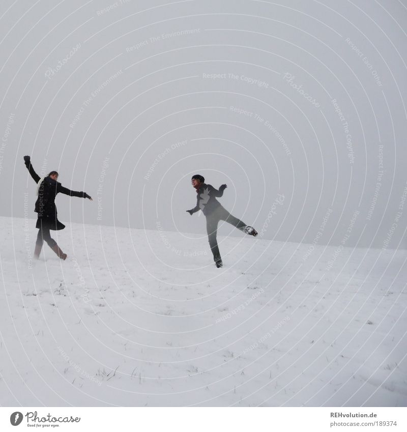 Wir sind der singende, tanzende Abschaum der Welt! Mensch maskulin feminin Paar 2 18-30 Jahre Jugendliche Erwachsene Winter Schnee Schal Mütze Bewegung drehen