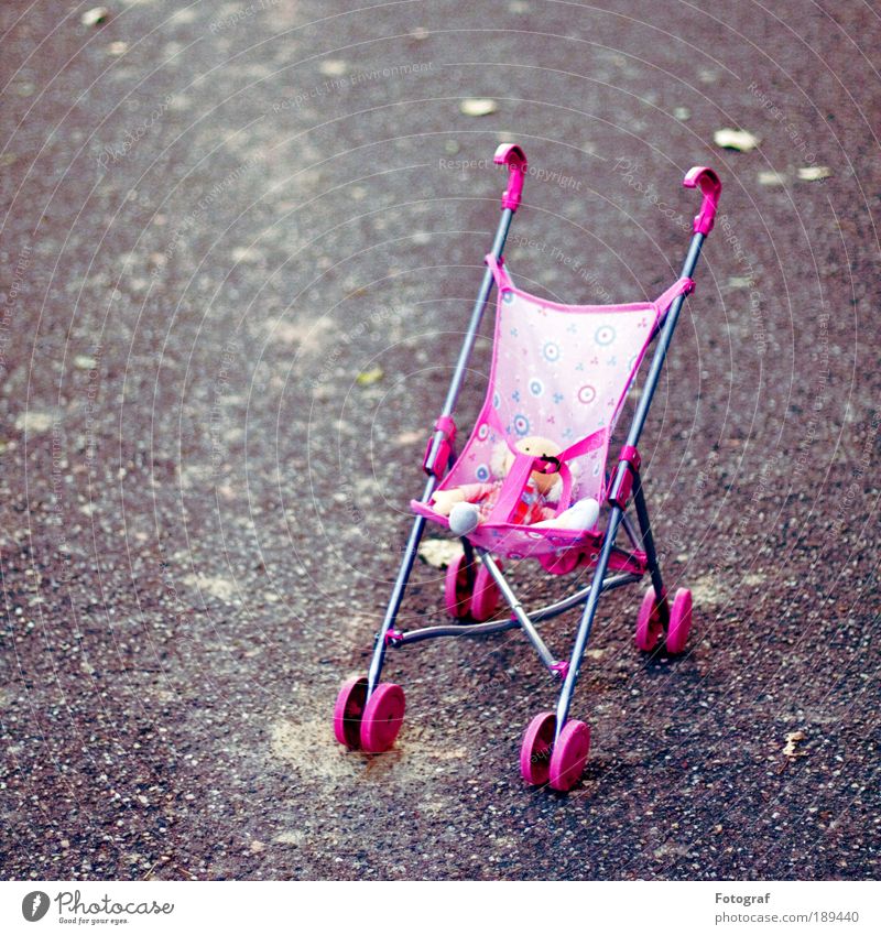 Warten auf Godot. Freizeit & Hobby Spielen Straße Wege & Pfade außergewöhnlich kalt grau rosa ruhig Kindheit Krise unschuldig Kinderwagen Spielzeug Puppe