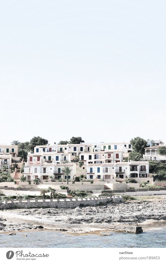 Nur ein Steinwurf bis zum Strand ..... Architektur Klima Mallorca Meer Mittelmeer Haus Reihenhaus Fensterladen Mauer Uferbefestigung Mole Urlaubsparadies hell
