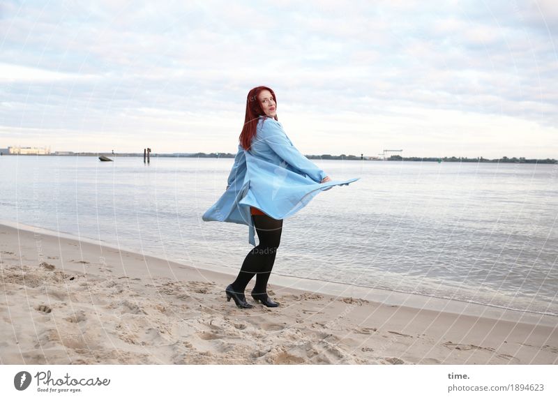 tanzende Frau am Strand feminin Erwachsene 1 Mensch Himmel Wolken Horizont Schönes Wetter Küste Flussufer Mantel rothaarig langhaarig beobachten Bewegung drehen