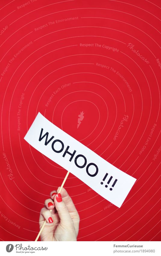 Wohoo !!! feminin Hand Freude Nagellack Finger Holzspieß hochhalten rot Schriftzeichen Buchstaben Prima Redewendung Glück Papier Farbfoto Innenaufnahme