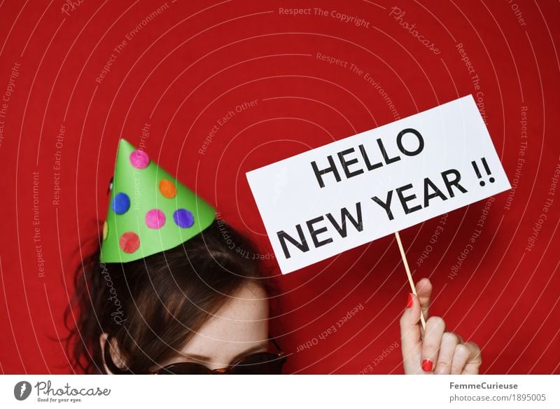 Happy new year! :-) feminin 1 Mensch Freude Silvester u. Neujahr Neujahrsfest Feste & Feiern Schilder & Markierungen partyhut Hut gebastelt Papier