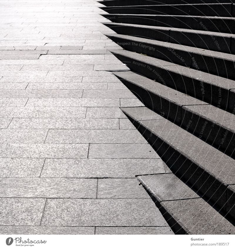 Treppe und Boden ;) Stadt Menschenleer grau schwarz kalt bewegungslos Stein Steinplatten Verlauf aufwärts Farbfoto Außenaufnahme Textfreiraum links