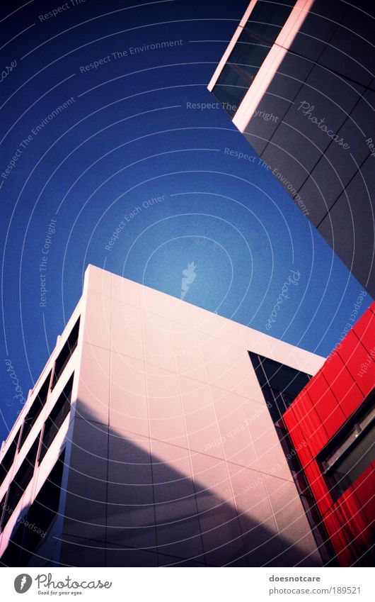 links oben. Stadt Haus blau rot gesättigt analog Lomografie seminargebäude Leipzig Gebäude Architektur Blauer Himmel Pfeil Farbfoto mehrfarbig Außenaufnahme