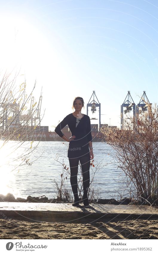 am Hafen Containerbrücke Kran Junge Frau Jugendliche 18-30 Jahre Erwachsene Landschaft Schönes Wetter Sträucher Flussufer Hafenstadt Schifffahrt stehen