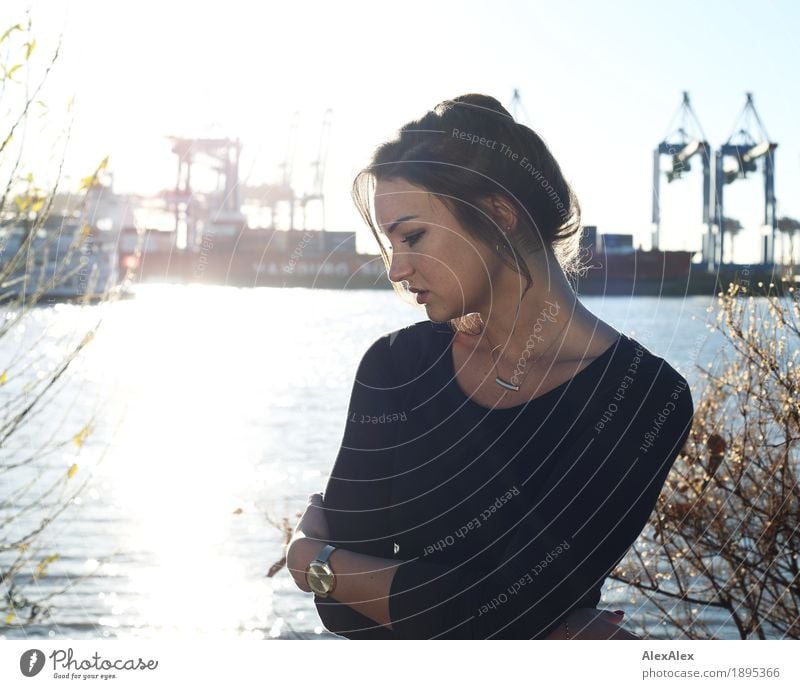 am Hafen Lifestyle Stil schön Haut Kran Containerbrücke Junge Frau Jugendliche Sommersprossen 18-30 Jahre Erwachsene Landschaft Wolkenloser Himmel