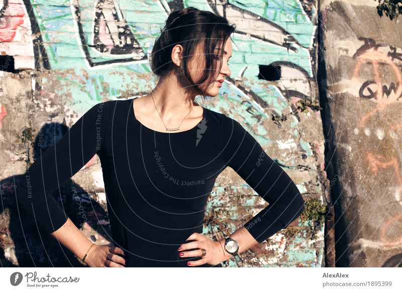 Model Lifestyle elegant Stil Junge Frau Jugendliche 18-30 Jahre Erwachsene Schönes Wetter Mauer Graffiti Top brünett langhaarig Beton Buchstaben ästhetisch