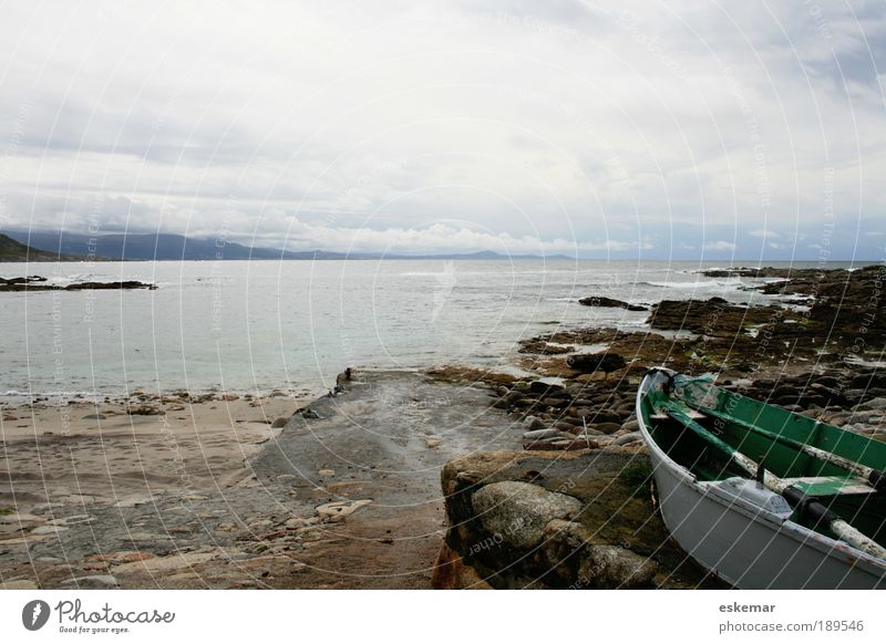 Galizien Atlantik-Küste Ferien & Urlaub & Reisen Landschaft Wasser schlechtes Wetter Felsen Bucht Fjord Meer Fischerboot Ruderboot authentisch trist Stimmung