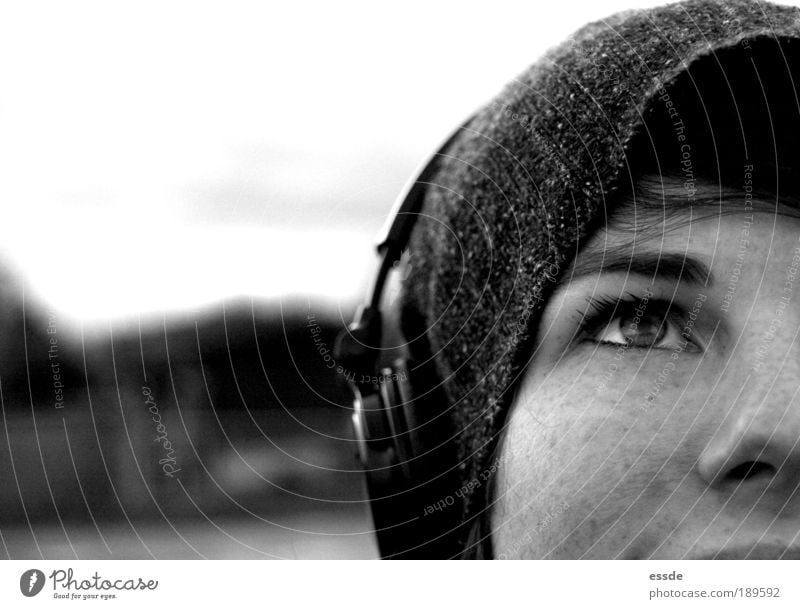 da ist musik drin MP3-Player Kopfhörer feminin Junge Frau Jugendliche Auge Nase 18-30 Jahre Erwachsene Natur Winter Mütze beobachten Denken Erholung genießen
